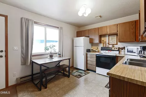 1820 30th St W, Williston, ND 58801 photo 4