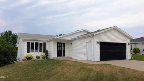 3112 Stonewall Dr, Bismarck, ND 58503