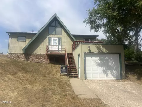405 4th St NW, Watford City, ND 58854