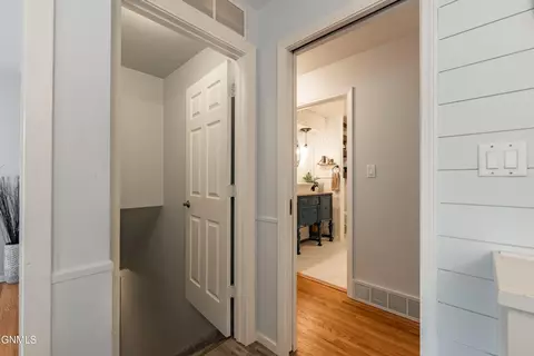 Entry Way - 308 W Boulevard Ave W, Bismarck, ND 58501 photo 4 of 6