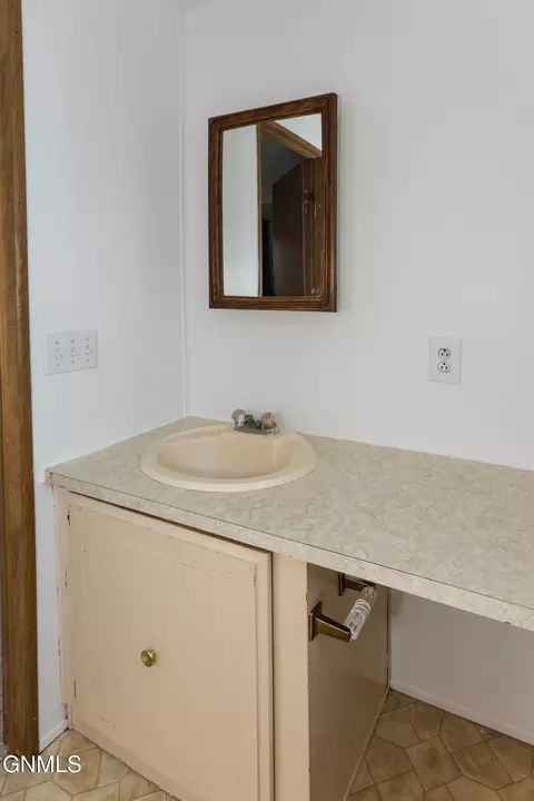 Bath - 1212 7th Ave SE, Mandan, ND 58554 photo 2 of 4