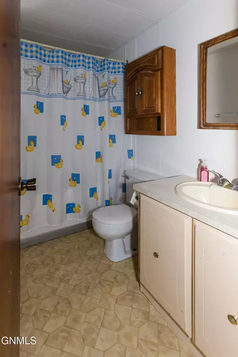 Bath - 1212 7th Ave SE, Mandan, ND 58554 photo 3 of 4