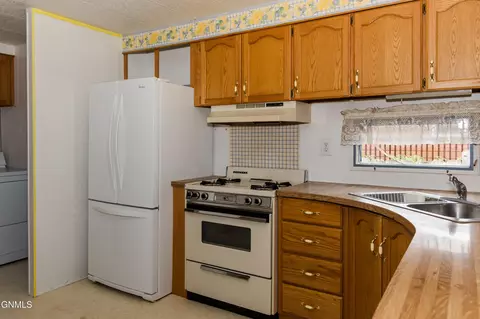 Kitchen - 1212 7th Ave SE, Mandan, ND 58554 photo 2 of 4
