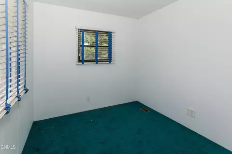 Bedroom - 1212 7th Ave SE, Mandan, ND 58554 photo 10 of 14