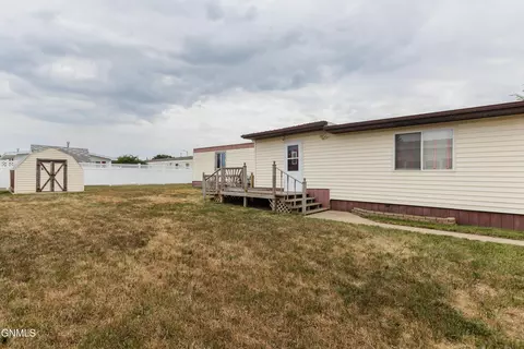 Exterior - 1212 7th Ave SE, Mandan, ND 58554 photo 7 of 8