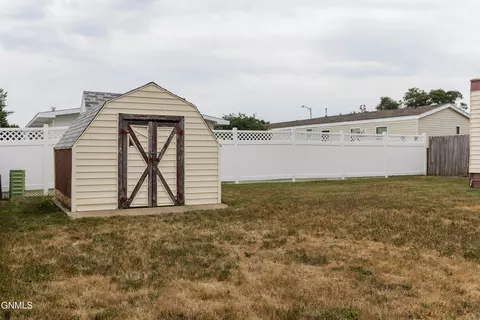Exterior - 1212 7th Ave SE, Mandan, ND 58554 photo 1 of 8