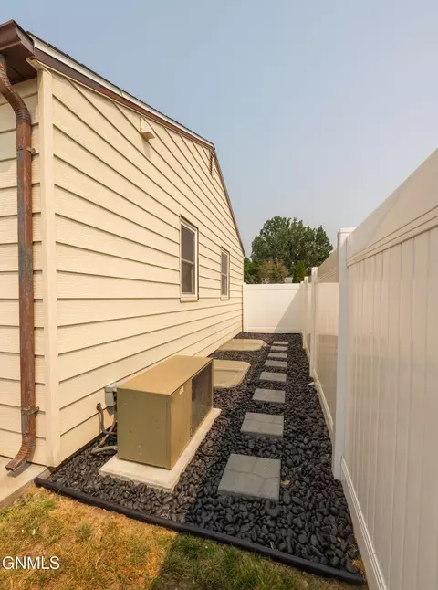 Exterior - 1507 1st Ave W, Williston, ND 58801 photo 4 of 7