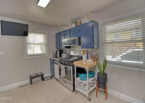 Kitchen - 1507 1st Ave W, Williston, ND 58801 photo 2 of 4
