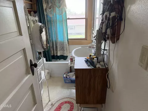 Bath - 426 Main St S, Stanley, ND 58784 photo 1 of 1