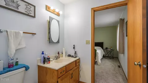 Bath - 3226 Devon Dr, Bismarck, ND 58504 photo 6 of 7