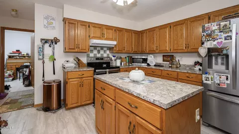 Kitchen - 3226 Devon Dr, Bismarck, ND 58504 photo 4 of 5