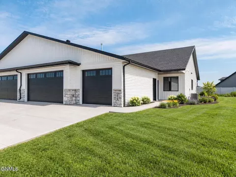 219 Kamrose Dr, Bismarck, ND 58504