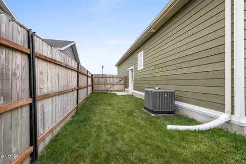 Exterior - 3336 Wheat Ridge St, Williston, ND 58801 photo 6 of 8