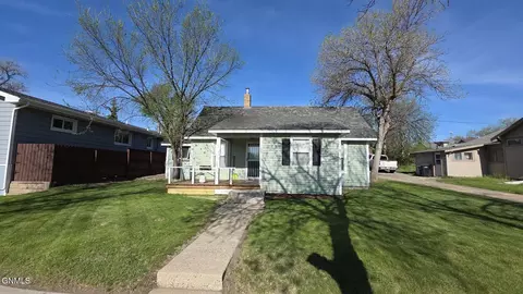 105 3rd St NW, Watford City, ND 58854