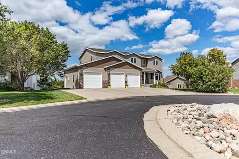 1908 Harding Pl, Bismarck, ND 58501
