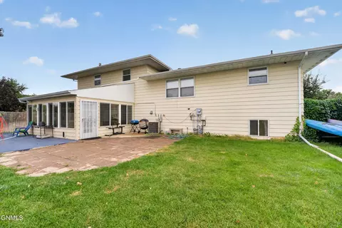 Exterior - 720 11th St W, Williston, ND 58801 photo 5 of 7