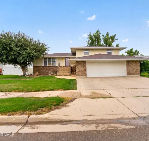 Exterior - 720 11th St W, Williston, ND 58801 photo 1 of 7