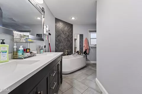 Bath - 720 11th St W, Williston, ND 58801 photo 2 of 4