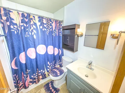 Bath - 107 18th St E, Williston, ND 58801 photo 1 of 2
