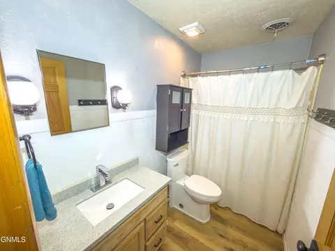 Bath - 107 18th St E, Williston, ND 58801 photo 2 of 2