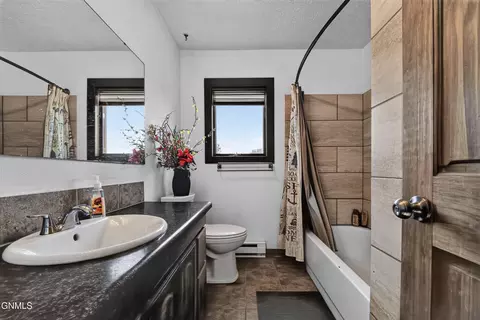 Bath - 13416 Grandview Dr N, Williston, ND 58801 photo 1 of 2