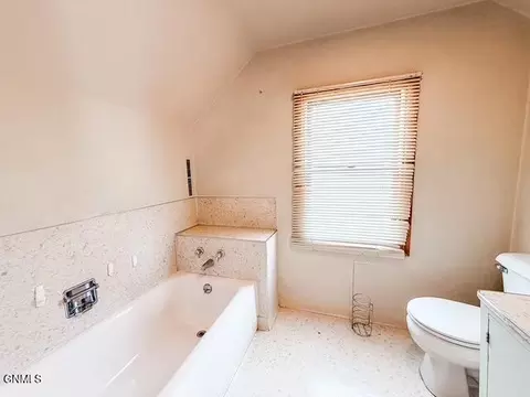 Bath - 812 3rd Ave E, Williston, ND 58801 photo 2 of 4