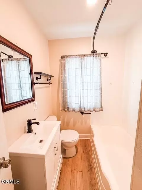Bath - 812 3rd Ave E, Williston, ND 58801 photo 1 of 4