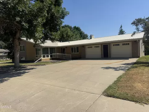 520 4th St NE, Watford City, ND 58854