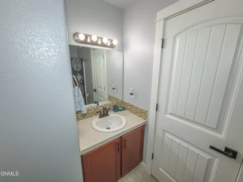Bath - 2804 23rd St W, Williston, ND 58801 photo 6 of 8