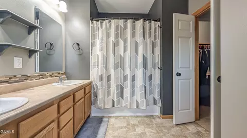 Bath - 3225 Prairie Commons St, Williston, ND 58801 photo 2 of 5