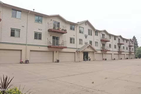Exterior - 131 3rd Ave SE, Mandan, ND 58554 photo 2 of 7