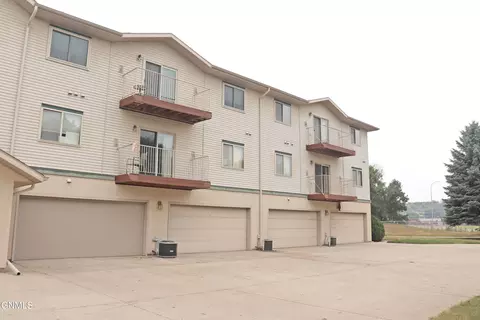 Exterior - 131 3rd Ave SE, Mandan, ND 58554 photo 5 of 7