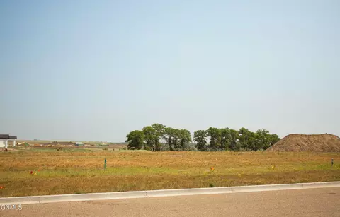 4803 Keeble Dr, Bismarck, ND 58503 photo 2
