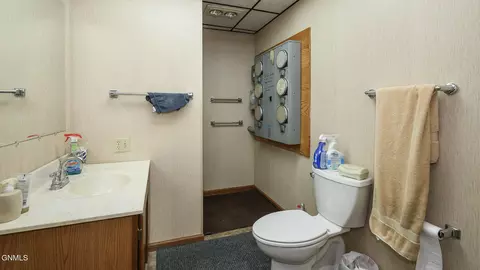 Bath - 1201 22s Ave SW, Washburn, ND 58577 photo 7 of 10