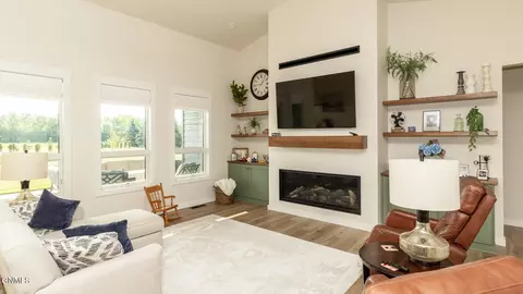 Living - 6717 Selland Loop, Bismarck, ND 58503 photo 1 of 1