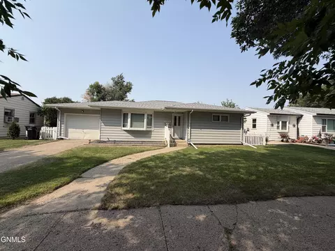 Exterior - 609 14th Ave W, Williston, ND 58801 photo 1 of 10