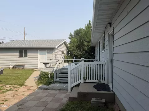 Exterior - 609 14th Ave W, Williston, ND 58801 photo 6 of 10