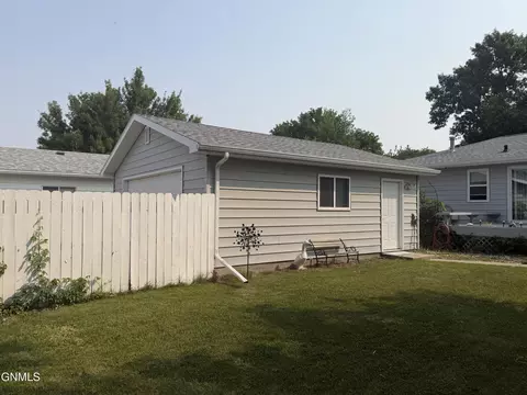 Exterior - 609 14th Ave W, Williston, ND 58801 photo 10 of 10