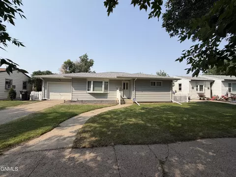 Exterior - 609 14th Ave W, Williston, ND 58801 photo 3 of 10