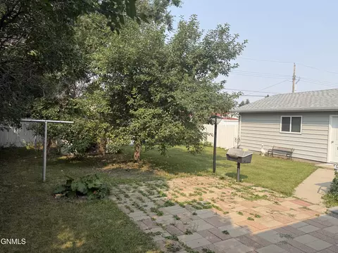 Exterior - 609 14th Ave W, Williston, ND 58801 photo 7 of 10