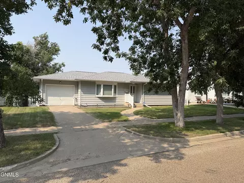 Exterior - 609 14th Ave W, Williston, ND 58801 photo 4 of 10