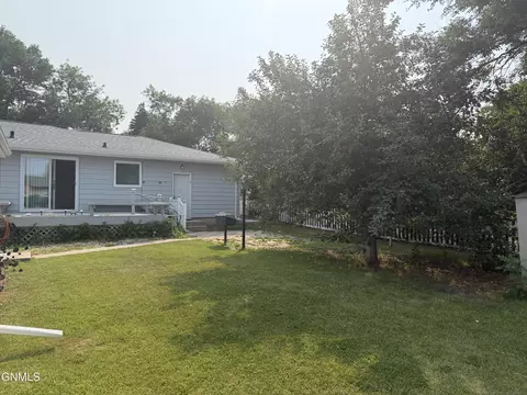 Exterior - 609 14th Ave W, Williston, ND 58801 photo 8 of 10