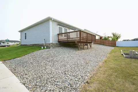 Exterior - 3739 Orange Willow St, Williston, ND 58801 photo 2 of 3