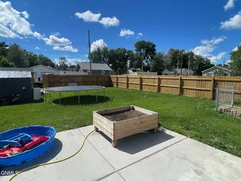 Exterior - 717 721 4th Ave W, Williston, ND 58801 photo 4 of 8