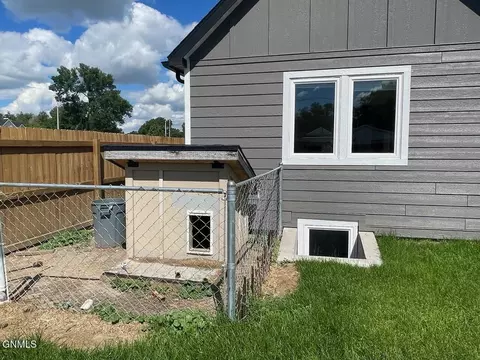 Exterior - 717 721 4th Ave W, Williston, ND 58801 photo 3 of 8