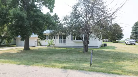 Exterior - 402 4th Ave SW, Steele, ND 58482 photo 1 of 15