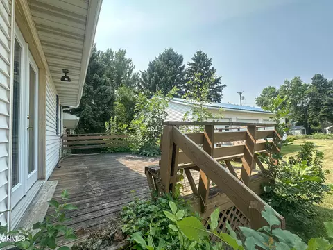 Exterior - 402 4th Ave SW, Steele, ND 58482 photo 6 of 15