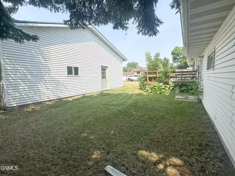 Exterior - 402 4th Ave SW, Steele, ND 58482 photo 5 of 15