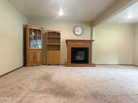 Living - 402 4th Ave SW, Steele, ND 58482 photo 3 of 4