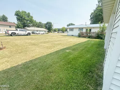 Exterior - 402 4th Ave SW, Steele, ND 58482 photo 12 of 15